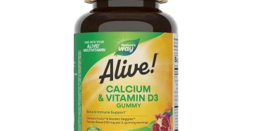 عبوة مكمل غذائي ألايف! كالسيوم وفيتامين D3 جامي – 60 قطعة بنكهة التوت والفراولة Alive! Calcium & Vitamin D3 Gummy – 60-count bottle with berry flavor, shown on a white background with supplement label