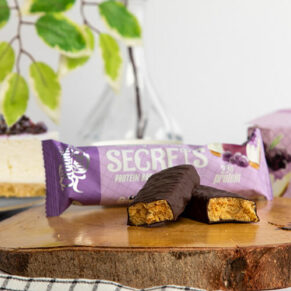 Secrets Protein Bar Blueberry Cheesecake-سناك بروتين سيكرتس بنكهة التشيز كيك بالتوت الأزرق