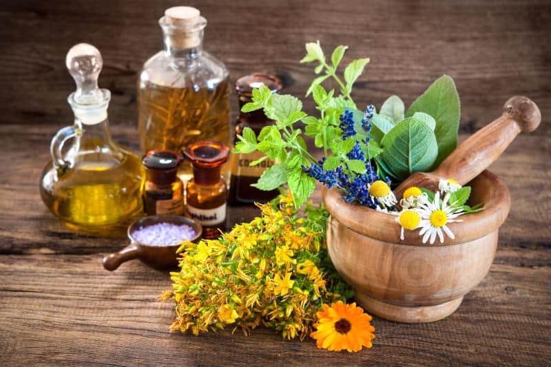 استخدام الزيوت الطبيعية والمكملات الغذائية